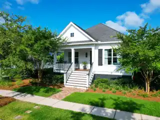 Renovated Daniel Island Cottage with Detached Guest Suite