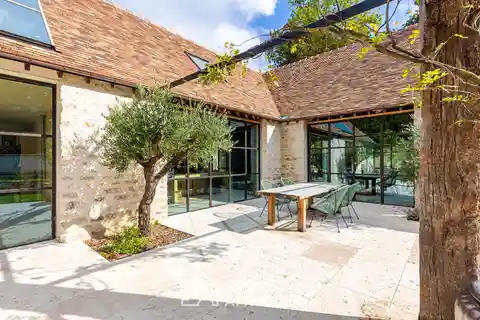 High Tech Property in Privileged Living Environment