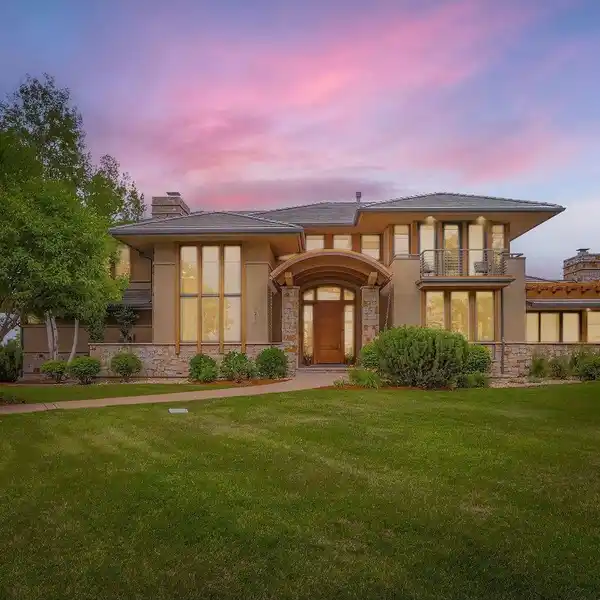 EXCEPTIONAL RESIDENCE ON A QUIET CUL-DE-SAC