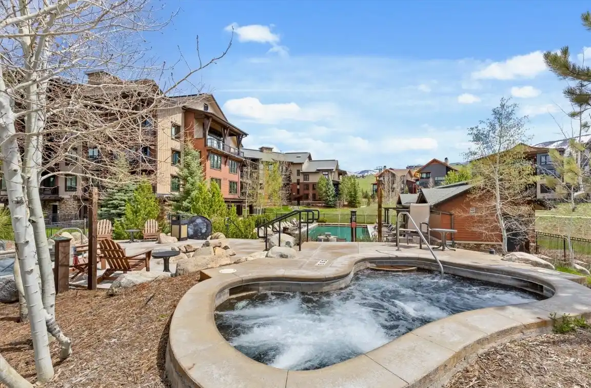 Top-floor Ski Condo in Trailhead Lodge