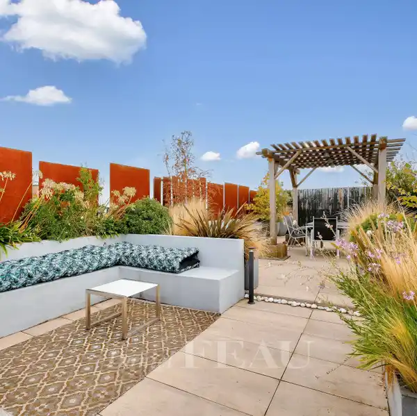 SUNLIT APARTMENT WITH ICONIC ROOFTOP VIEWS