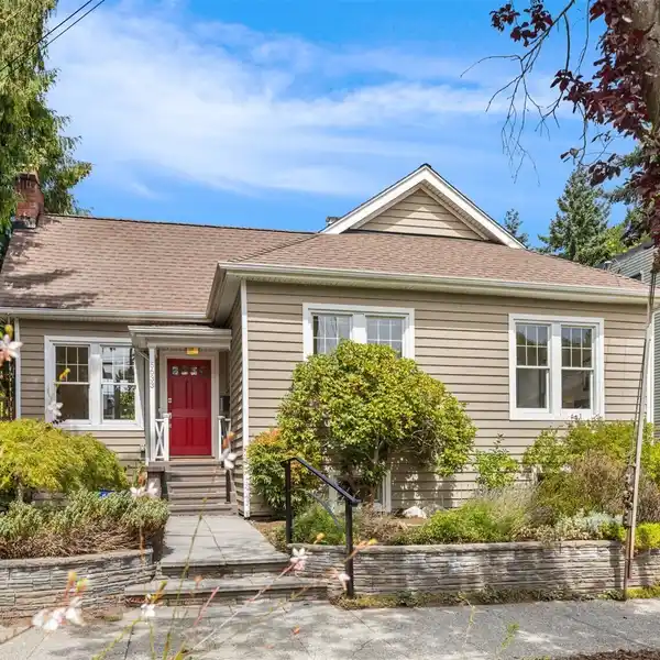CHARMING CRAFTSMAN ON A LARGE LOT