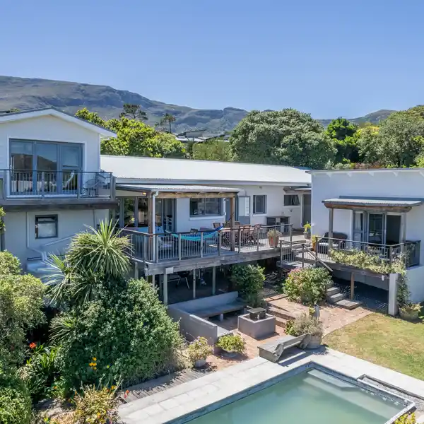 RELAXED FAMILY LIVING STEPS FROM THE BEACH AND A VIBRANT VILLAGE ATMOSPHERE