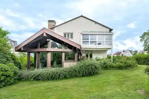 Dignified Living in Stylish Surroundings