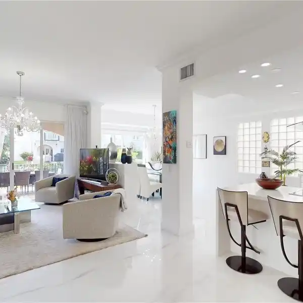 BEAUTIFULLY RENOVATED RESIDENCE IN PRESTIGIOUS AVENTURA LAKES