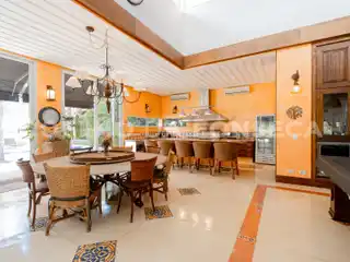 Country House Feel on a Quiet Street