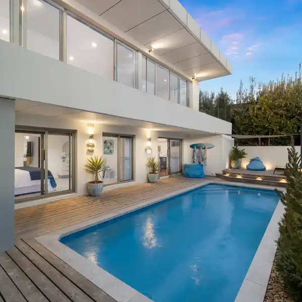 BEACHFRONT CONTEMPORARY ENTERTAINER