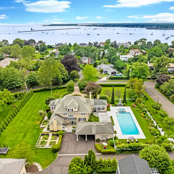 STATELY SHIPPAN POINT ESTATE