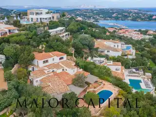 Striking Eight Bedroom Luxury Villa