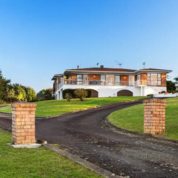 CLASSIC-SOLIDLY BUILT 1980S BRICK AND TILE HOME
