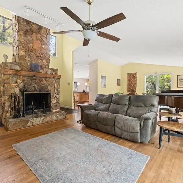 UNIQUE MOUNTAINSIDE SETTING IN DESIRABLE ASHCROFT