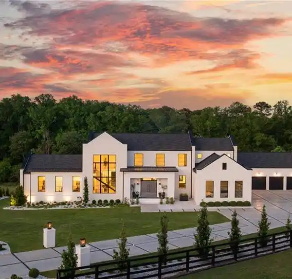 MODERN MASTERPIECE WITH STUNNING VIEWS