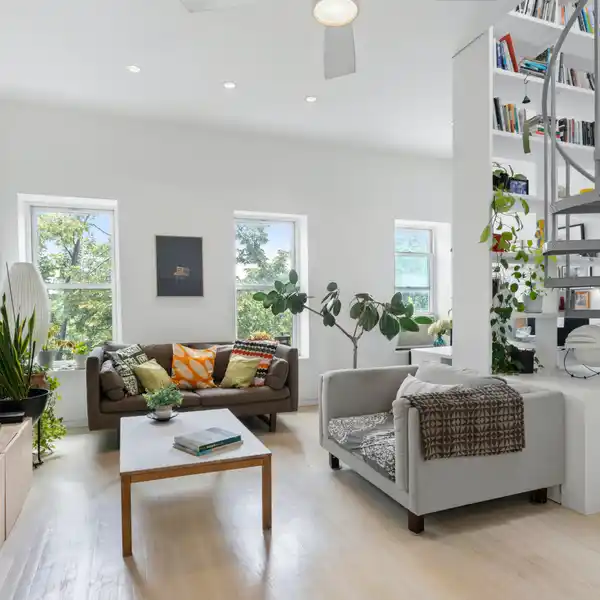 AIRY AND CHARMING TOP FLOOR HOME