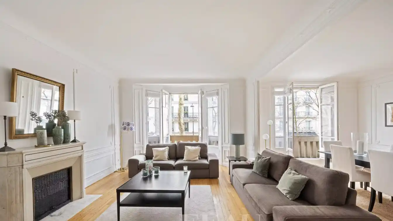 Luxurious Residence Near Lively Paris Attractions