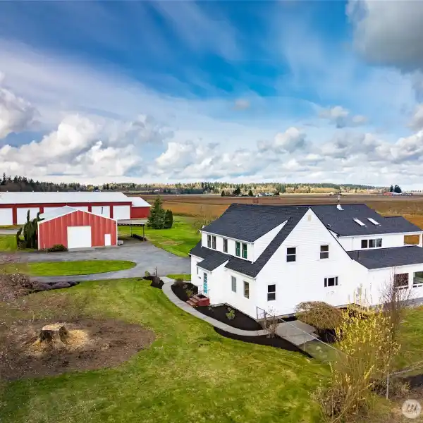 LOVELY FARMHOUSE IN AN UNBEATABLE LOCATION