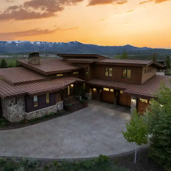 WARM MOUNTAIN CONTEMPORARY HOME WITH SWEEPING VIEWS OF THE WASATCH BACK