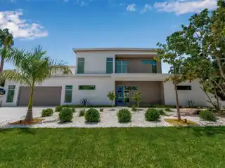 Stylish Florida Living Minutes from Siesta Key