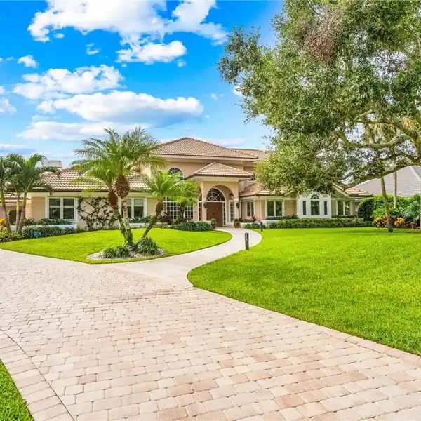 AN UNPARALLELED WATERFRONT LIFESTYLE