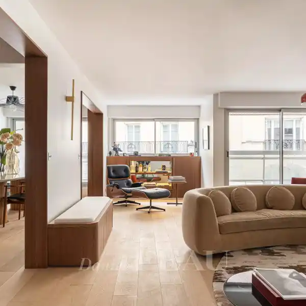 EXPANSIVE LIGHT-FILLED FOUR BEDROOM APARTMENT
