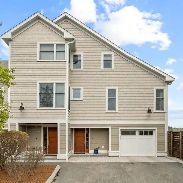 THE PINNACLE OF WATERFRONT LIVING NEAR DOWNTOWN
