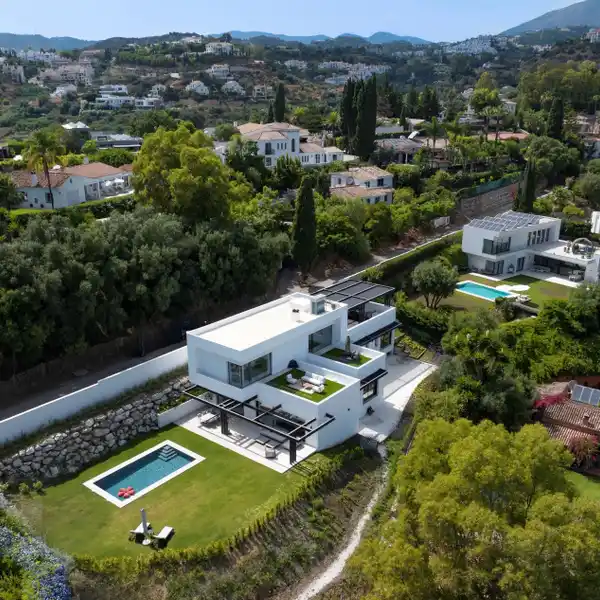 ENCHANTING VILLA WITH ITALIAN DESIGNER INTERIORS