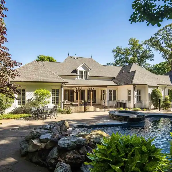 STUNNING MAGNOLIA HOME
