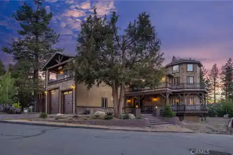 Exquisite Mountain Retreat in Tranquil Neighborhood