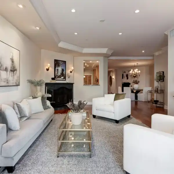 EXQUISITE LUXURY CONDO AT THE OAKHURST