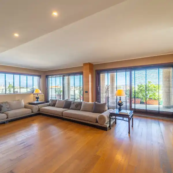 LIGHT-FILLED THREE BEDROOM APARTMENT