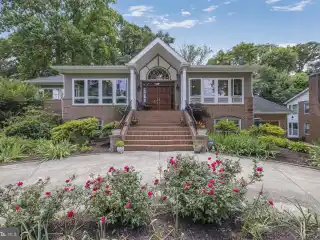 Charming Colonial Home in Manor Park