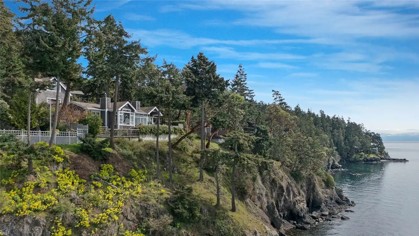 Spectacular Oceanfront Retreat