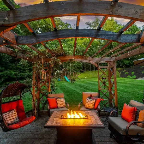 SPACIOUS COLONIAL ON A PICTURESQUE CUL-DE-SAC