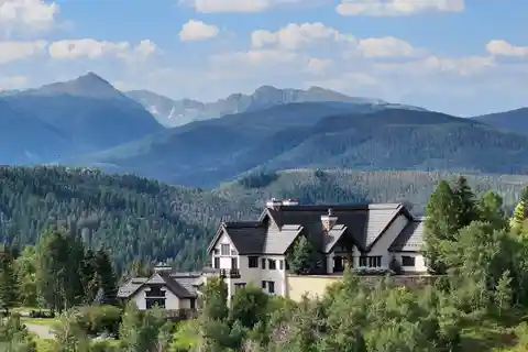 Premier Setting with 360-degree Views