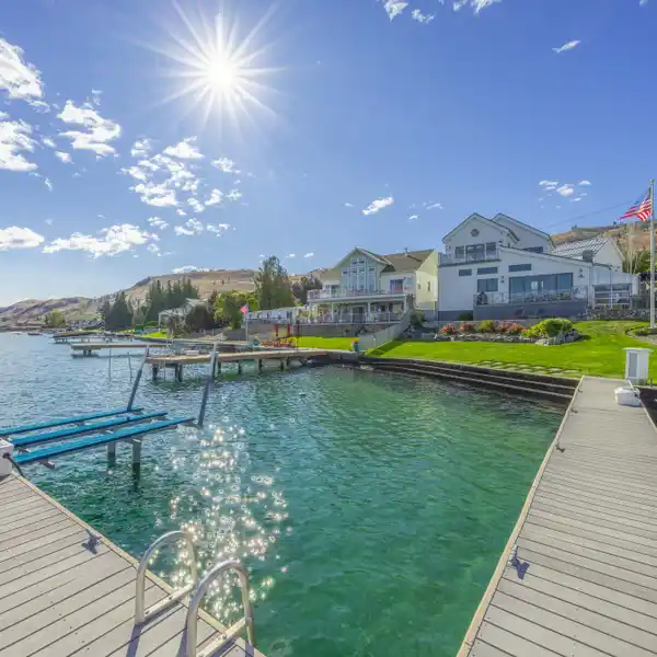 MODERN COASTAL HOME ON LAKE CHELAN