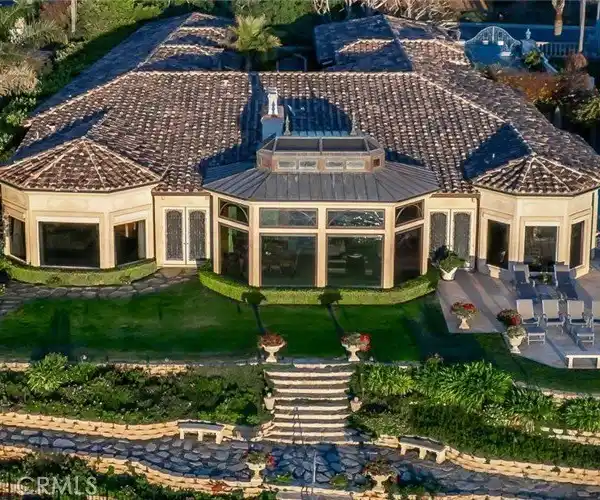 TRULY RARE BLUFF-TOP HOME IN LUNADA POINT