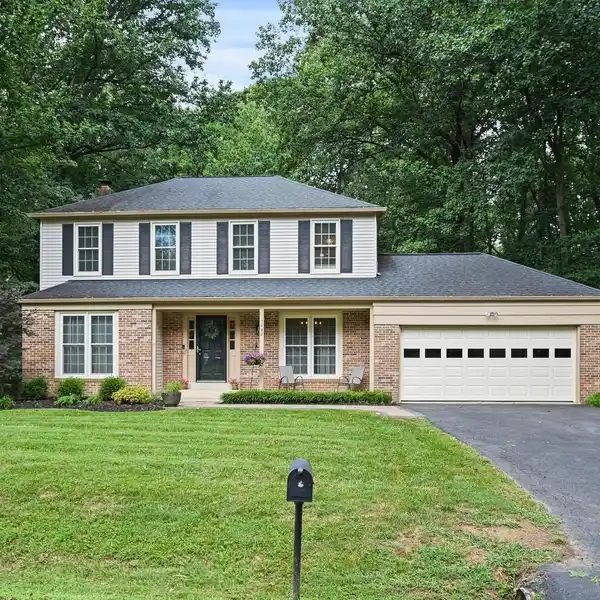 BEAUTIFULLY UPDATED COLONIAL IN GREAT FALLS NEIGHBORHOOD