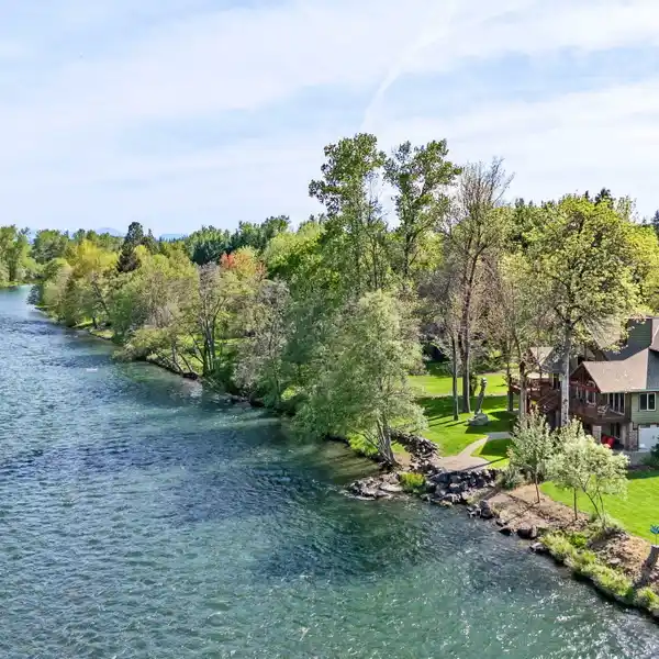 CRAFTSMAN-STYLE HOME ALONG THE FAMOUS ROGUE RIVER