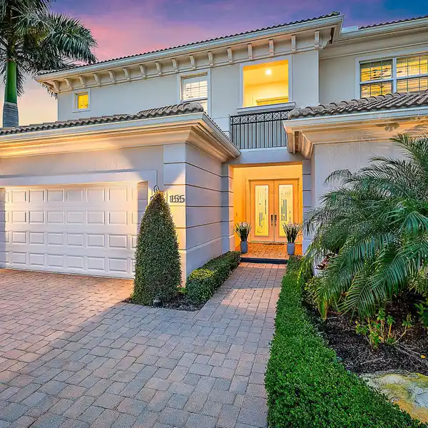 ELEGANT GOLF COURSE ESTATE WITH IMMEDIATE FULL GOLF MEMBERSHIP