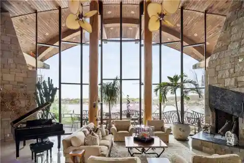 A Lakefront Work of Art