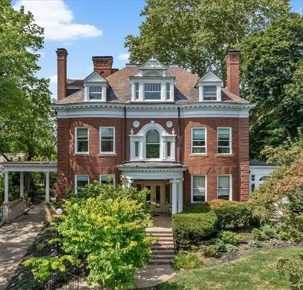 DISTINGUISHED CITY ESTATE