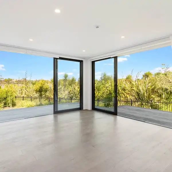 ARCHITECT-DESIGNED LIVING STEPS FROM THE SEA