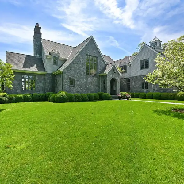 LIKE-NEW RESIDENCE WITH ULTIMATE PRIVACY