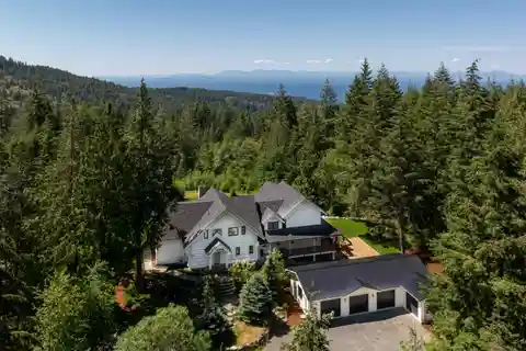Exceptional Country Estate of Nearly Ten Acres