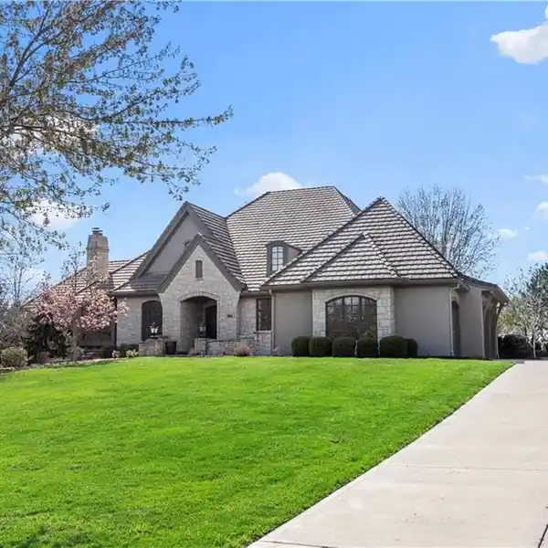 EXQUISITE HOME IN MISSION FARMS