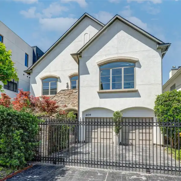 UNIQUE FULLY GATED PROPERTY