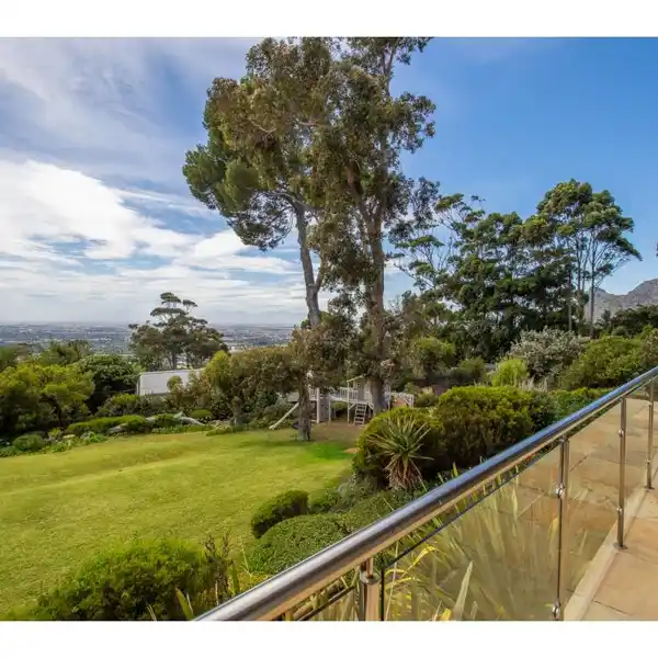 CONTEMPORARY HOME WITH ENDLESS PANORAMIC VIEWS