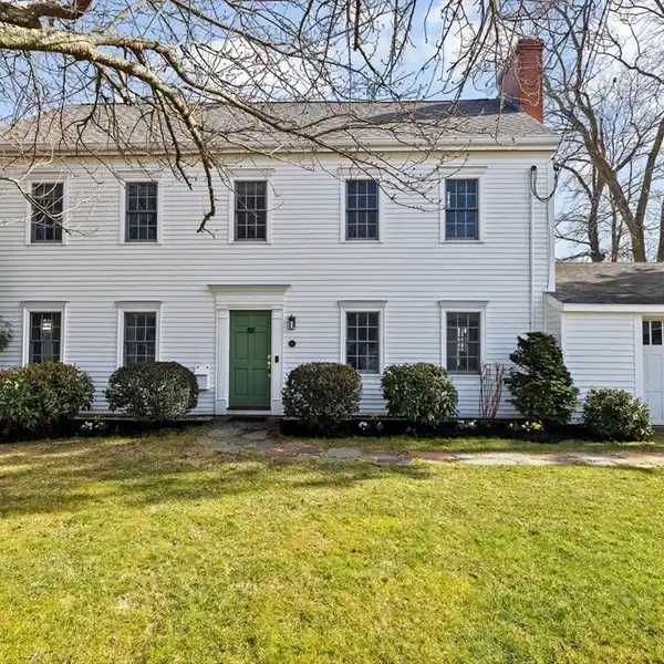 ELEGANTLY UPDATED TURNKEY COLONIAL