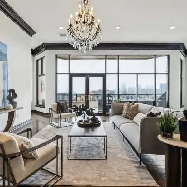 UPDATED RESIDENCE IN THE PLAZA AT TURTLE CREEK
