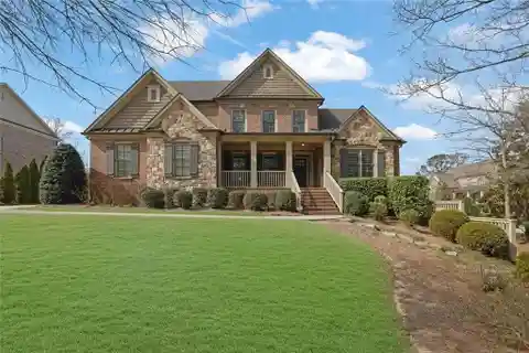 Craftsman Home Blending Elegance and Comfort