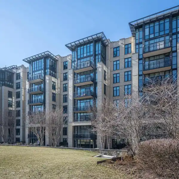 LUXURY CONDO IN SOUGHT-AFTER CHASE POINT